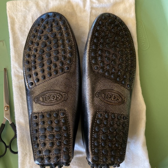 Women’s New Years shoe! PRISTINE deep silver TODS driving shoe. - Picture 6 of 7